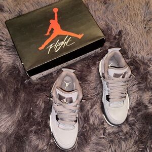 Air Jordan 4 Retro (size 5Y)